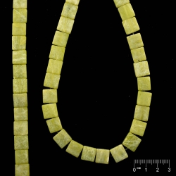 Strang Serpentin gelbgrün Quadrate flach,