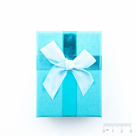 Boîte cadeau avec ruban bleu clair