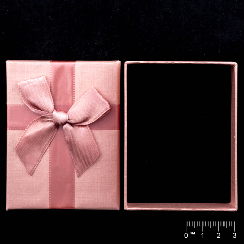 Boîte cadeau avec ruban rose