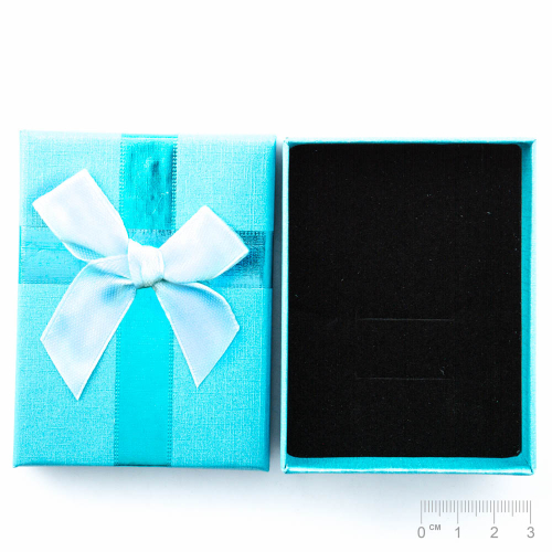 Boîte cadeau avec ruban bleu clair