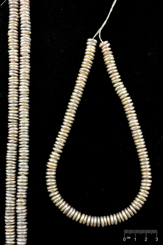 Rang Perles de culture d'eau douce blanches rondelles avec noyau